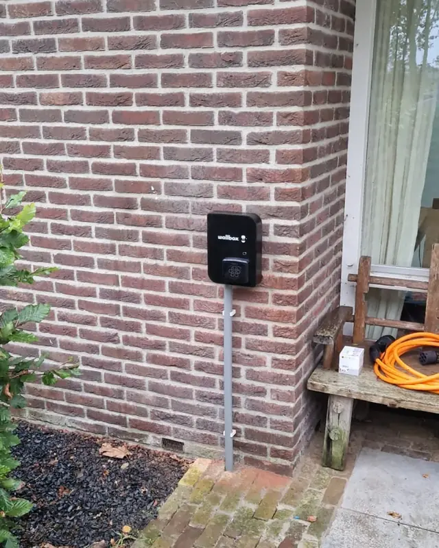 Laadpaal aan de gevel naast de voordeur