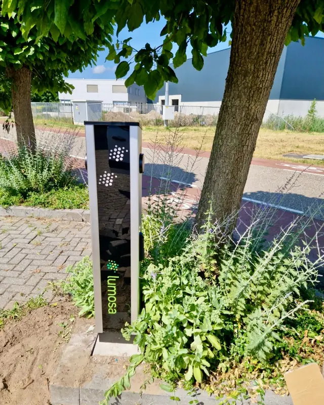 Laadzuil bij een bedrijfspand