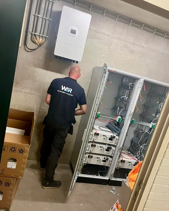 Monteur aan het werk bij een energie-opslaginstallatie