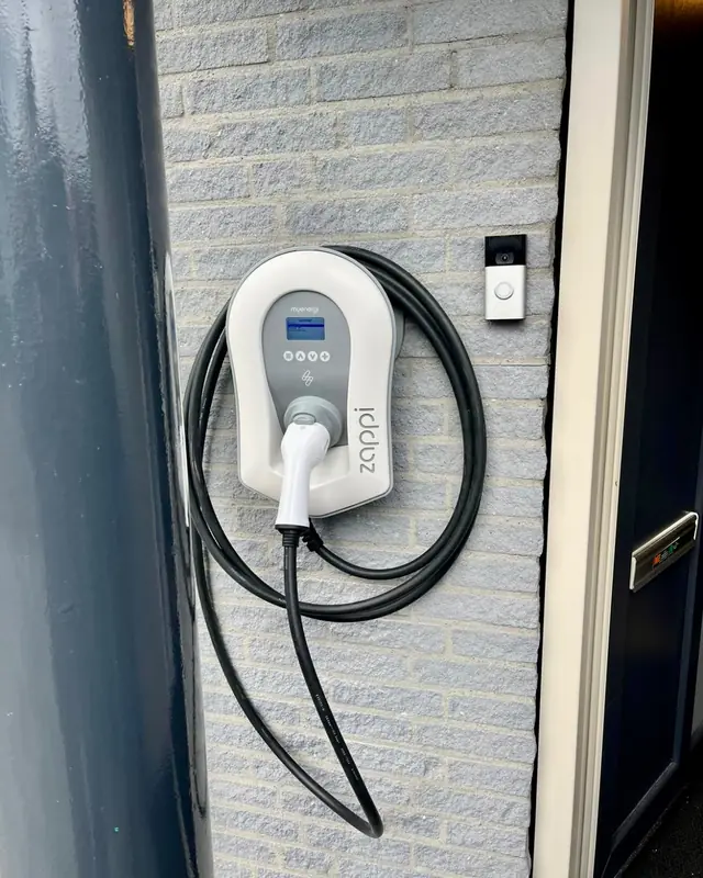 Zappi-laadpaal naast een voordeur