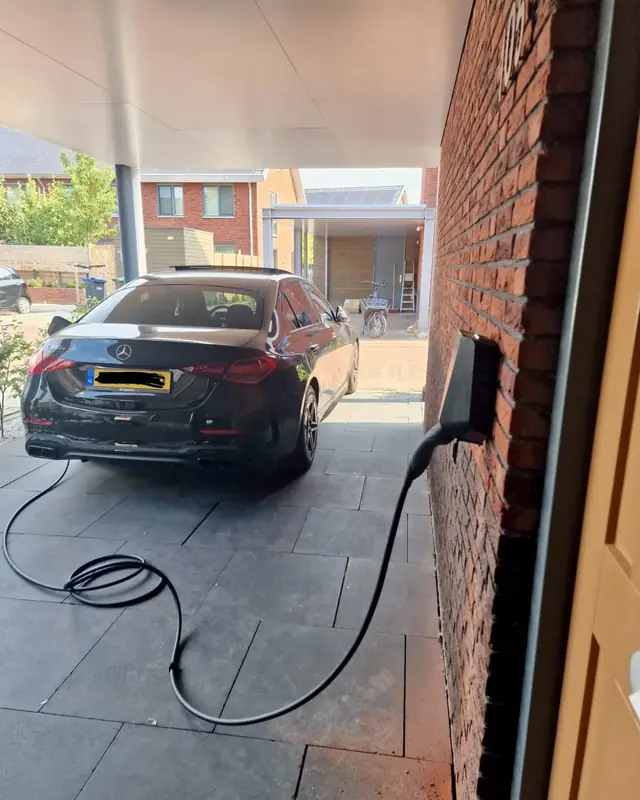 Laadpaal onder een carport met een ladende auto