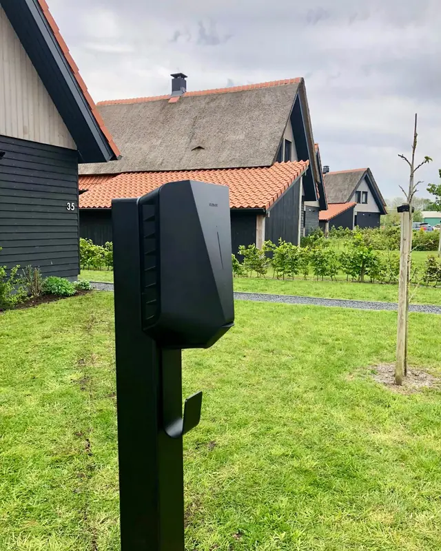 Laadpaal op een paal bij een vakantiewoning