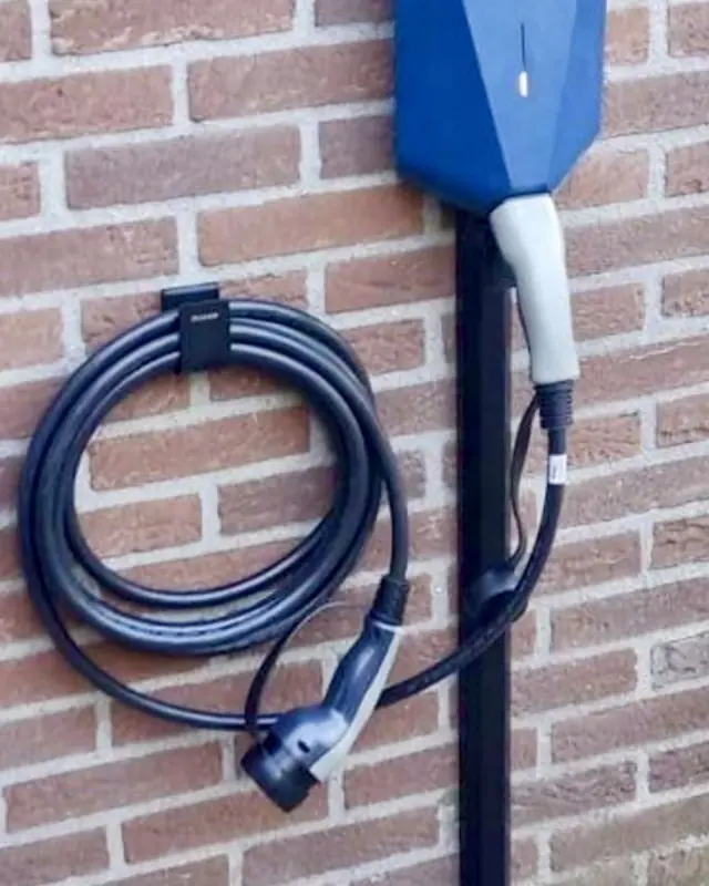 Laadpaal met blauwe cover en kabelhouder