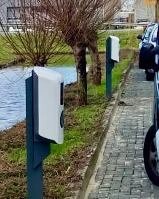 Zakelijke laadpalen op palen langs een parkeerstrook
