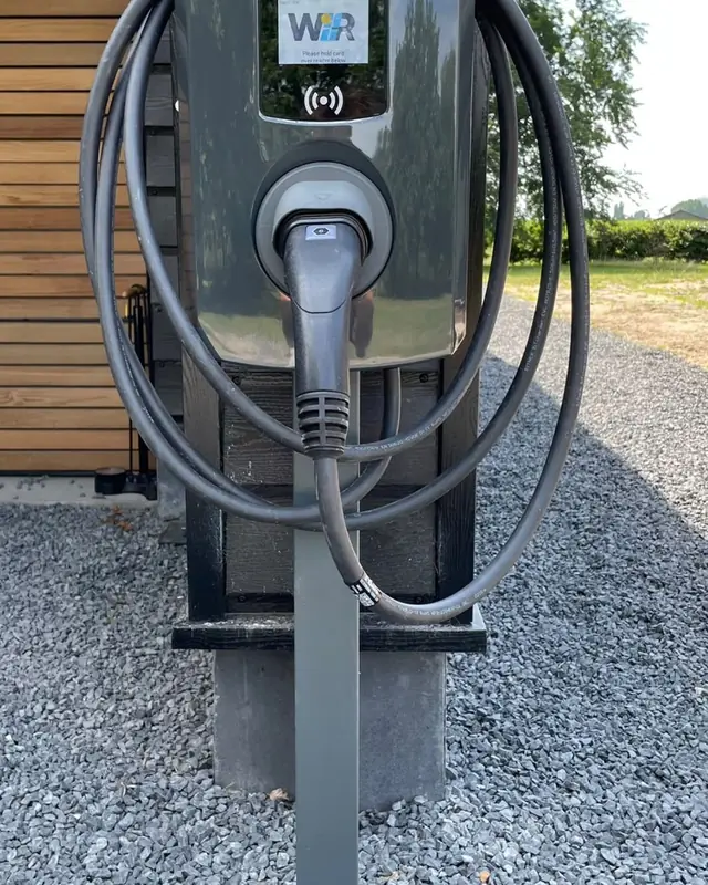 Laadpaal met display op een paal