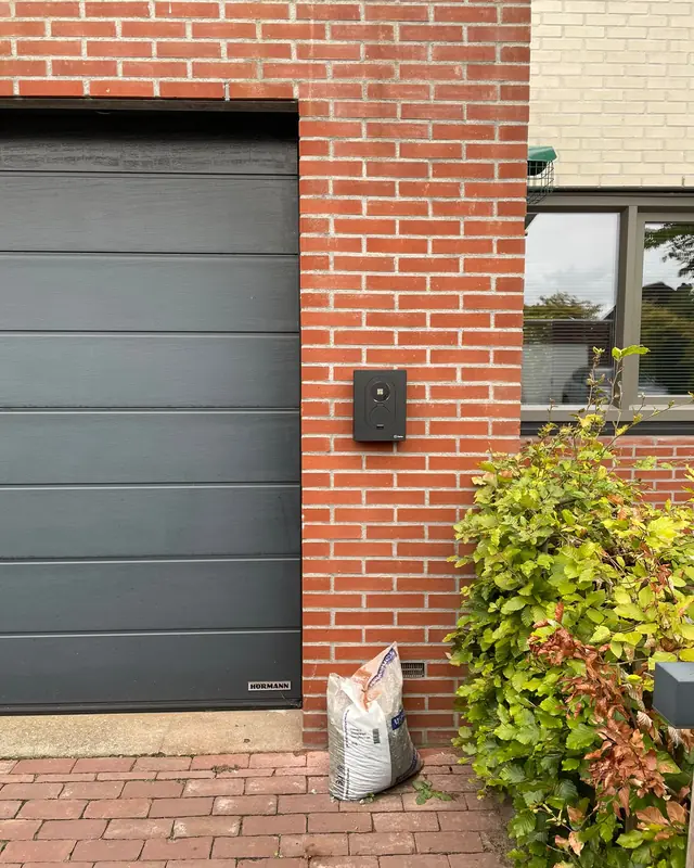 Laadpaal naast de garagedeur