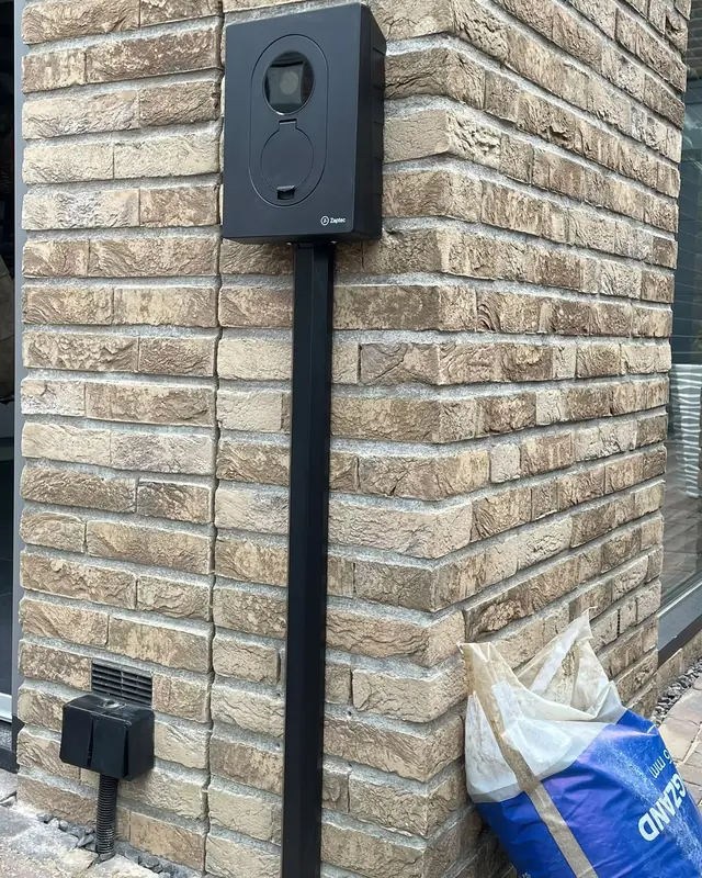 Net geplaatste laadpaal op de hoek van een woning