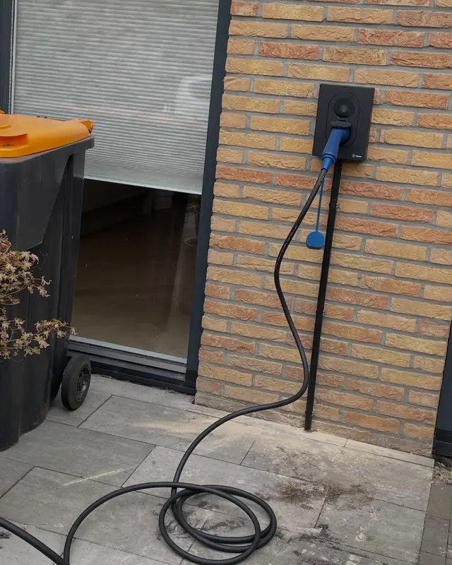 Laadpaal aan de gevel bij het terras