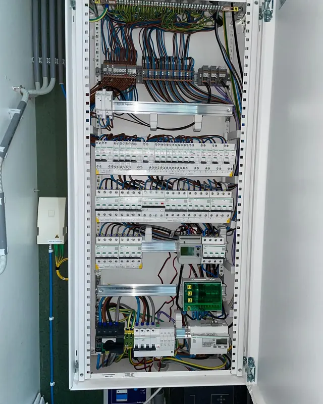 Ruime nieuwe groepenkast met aardlekautomaten en energiemeters