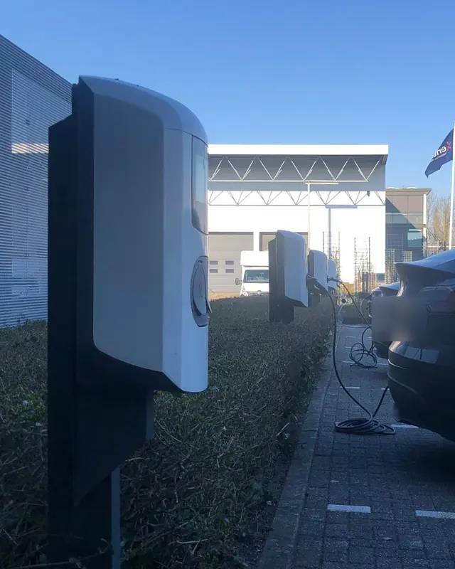Laadplein met vier laadpunten bij een bedrijfspand