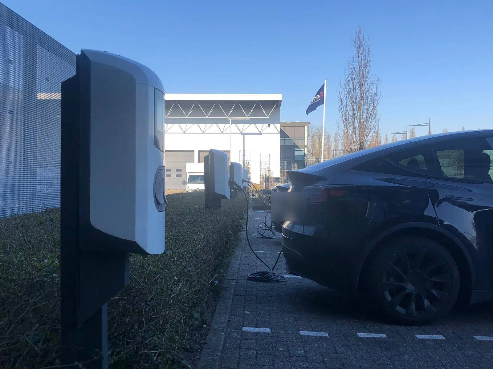 Laadplein met vier laadpunten bij een bedrijfspand